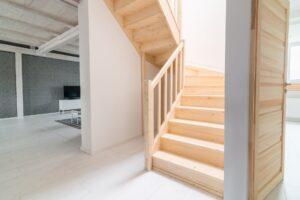 Holztreppe in einer hellen Dachgeschosswohnung.