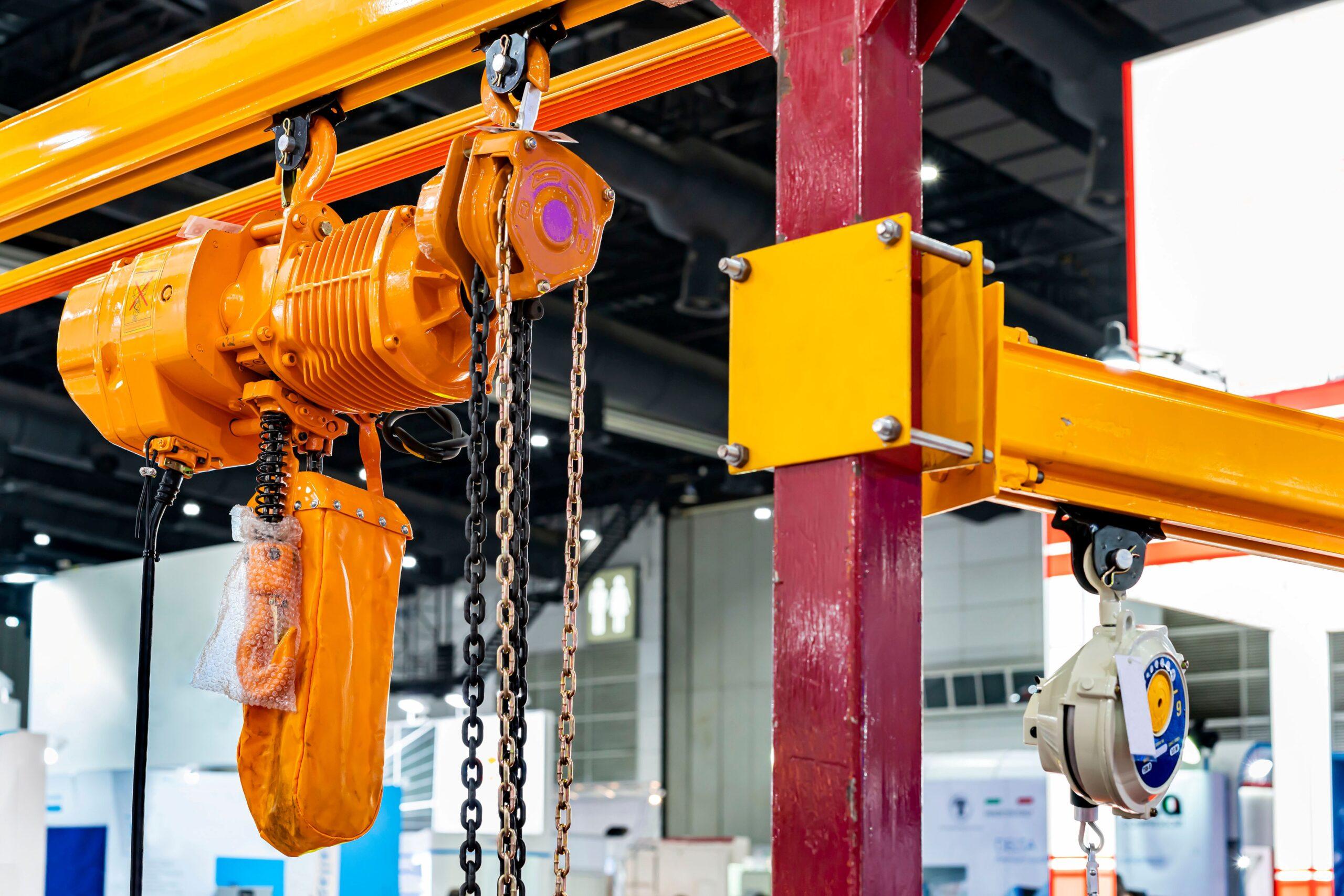 Industrieller Elektrokettenzug an einer Stahlträgerkonstruktion